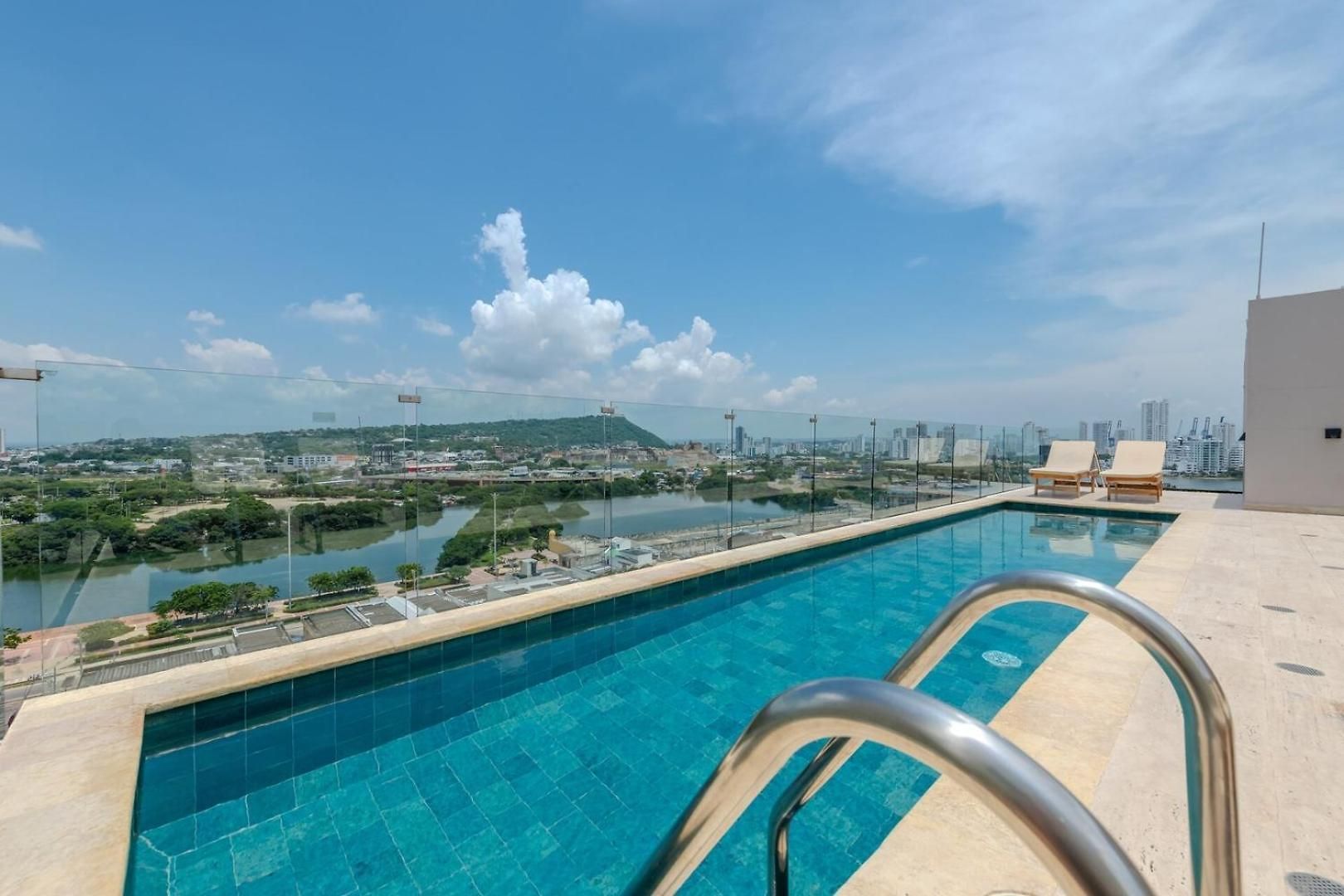 Spectacular 3br - Private Jacuzzi - Downtown Gem