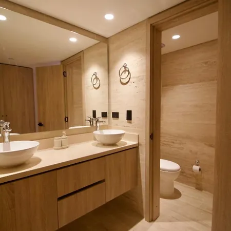 Spectacular 3br - Private Jacuzzi - Downtown Gem *