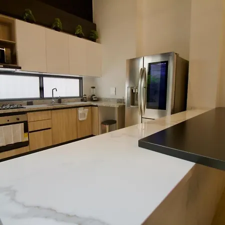 Spectacular 3br - Private Jacuzzi - Downtown Gem